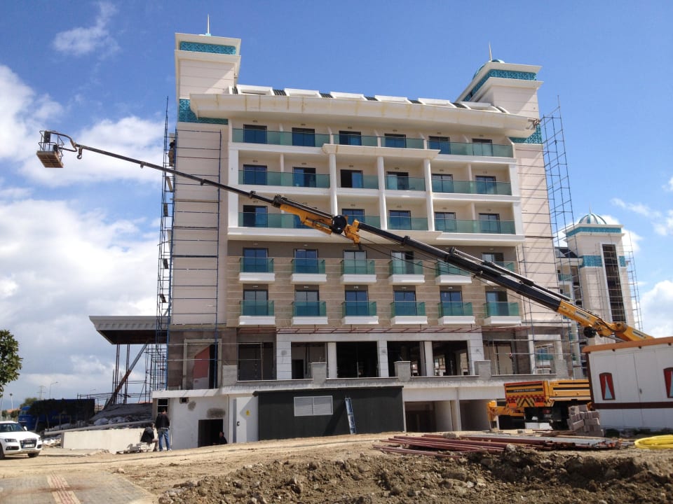Noch laufen die Kranarbeiten Luna Blanca Resort & Spa