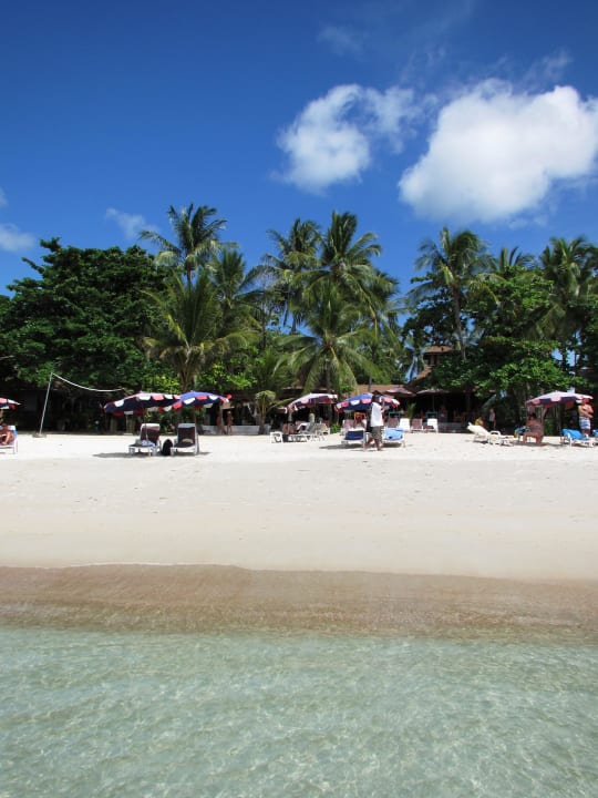 Blick vom Meer zur Hotelanlage The Fair House Beach Resort