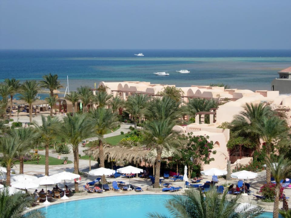 Blick über Makadi Beach Hotel zum Strand Jaz Makadi Oasis Resort