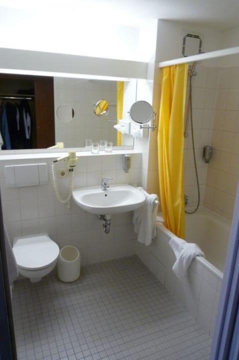 Modernes und sauberes Bad Victor's Residenz-Hotel München