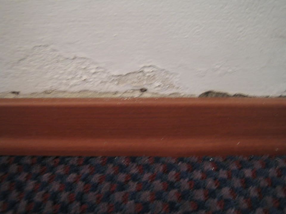 Bröckelnde Wand Hotel Crown Resort Henipa