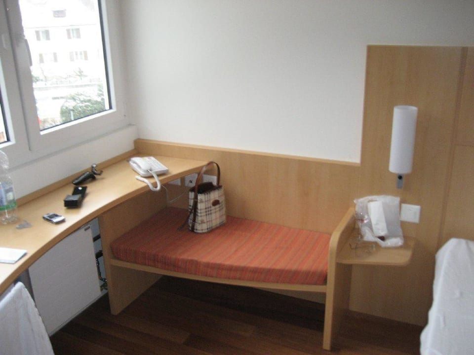 Kleine Schreibtischecke im Zimmer 322 Hotel Ibis Adliswil