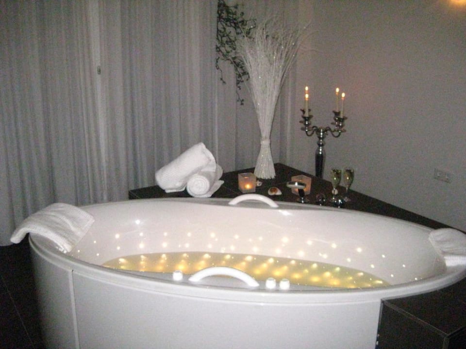 Partnerbad mit Prosecco Precise Resort Hafendorf Rheinsberg