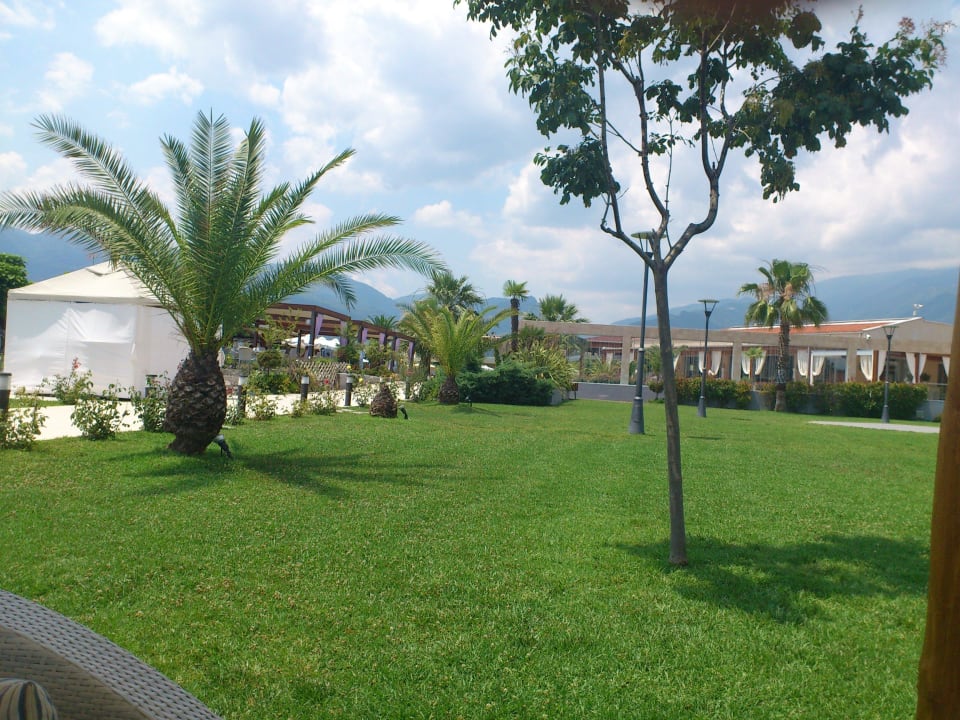 Sehr gepflegte Gartenanlage mit vielen Blumen alltoura Club Hotel Poseidon Palace