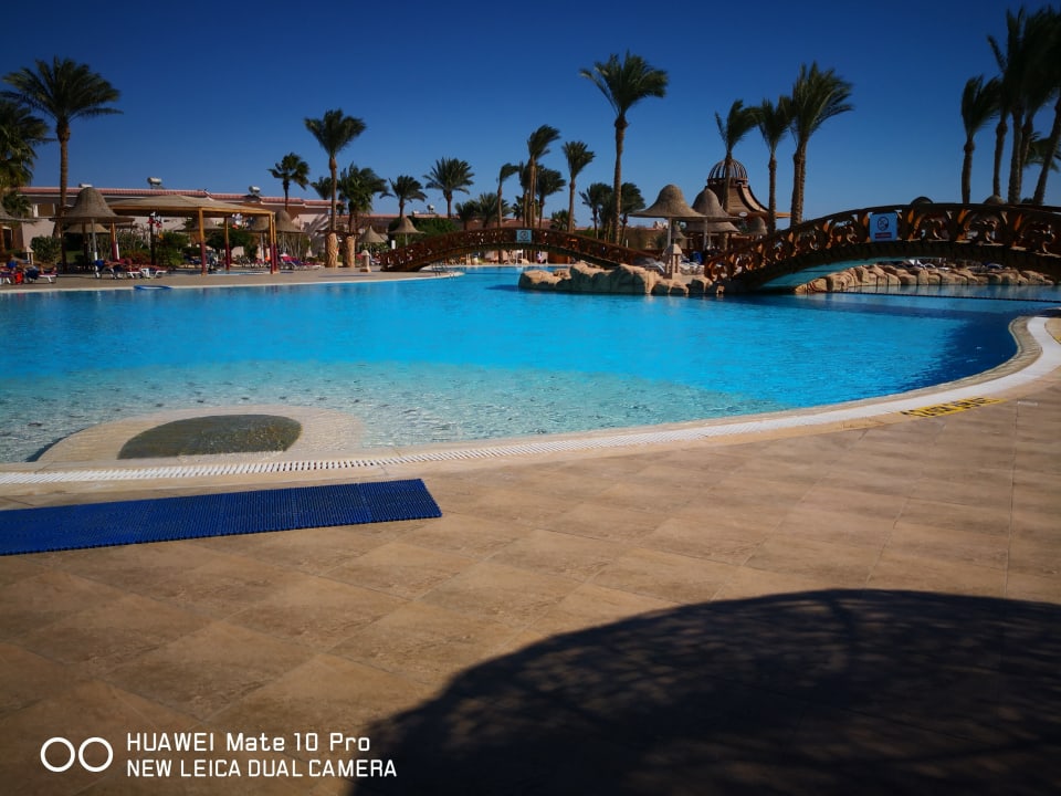 Pool Parrotel Beach Resort