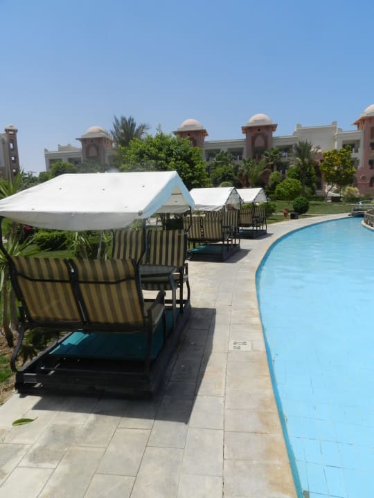 Территория рядом с основным рестораном Serenity Alpha Beach