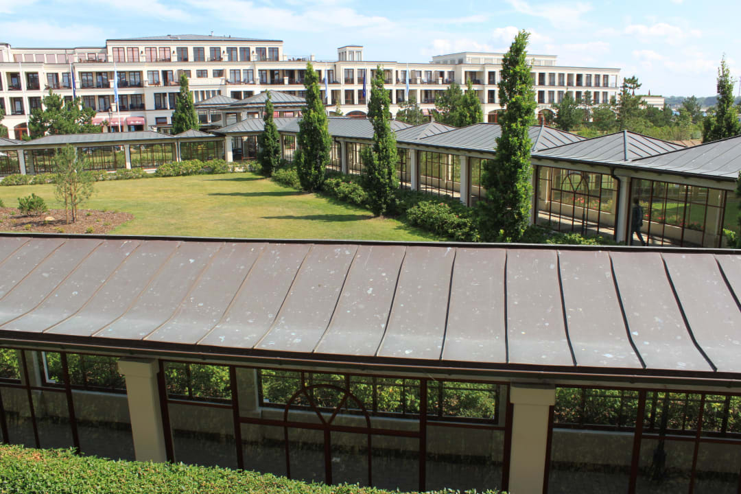 Blick auf das Haupthaus Hotel Yachthafenresidenz Hohe Düne