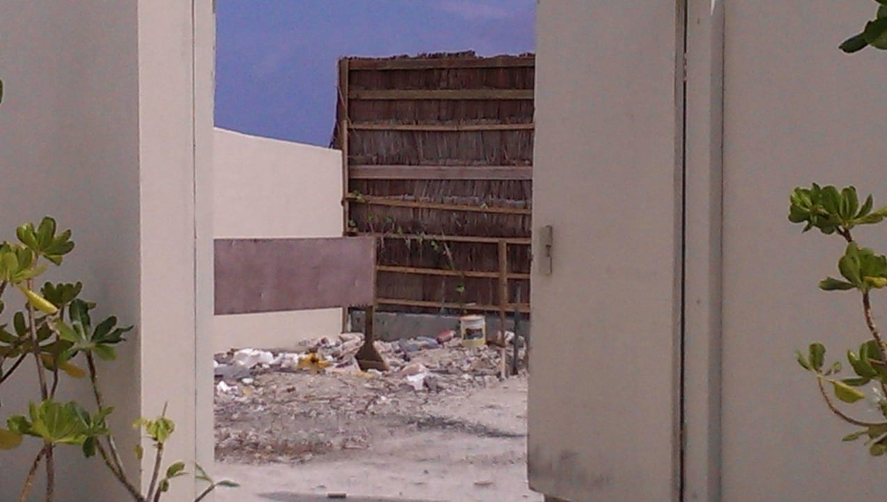 Hinterhof Centara Ras Fushi Resort & Spa Maldives