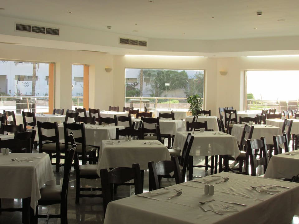 Restaurant Three Corners Equinox Beach Resort