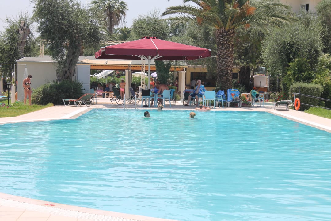 Einer von zwei Pools Elea Beach Hotel