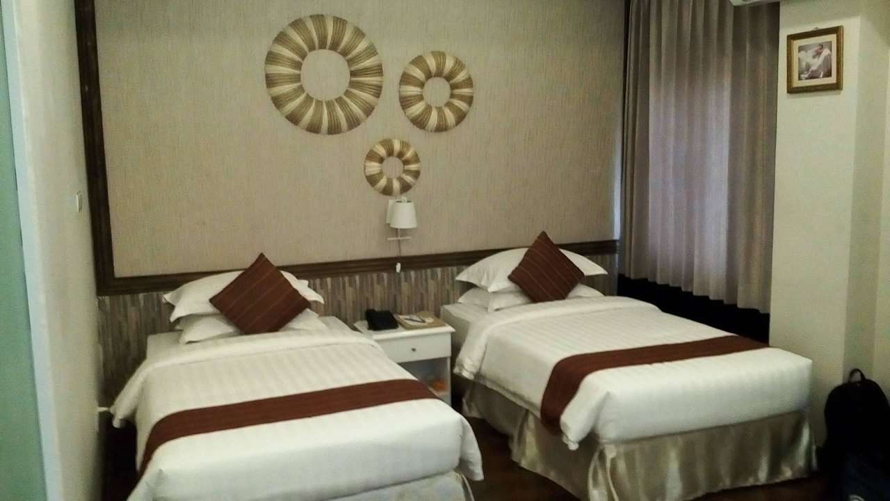 Schlafbereich mit bequemen Betten Hotel Mandalay City