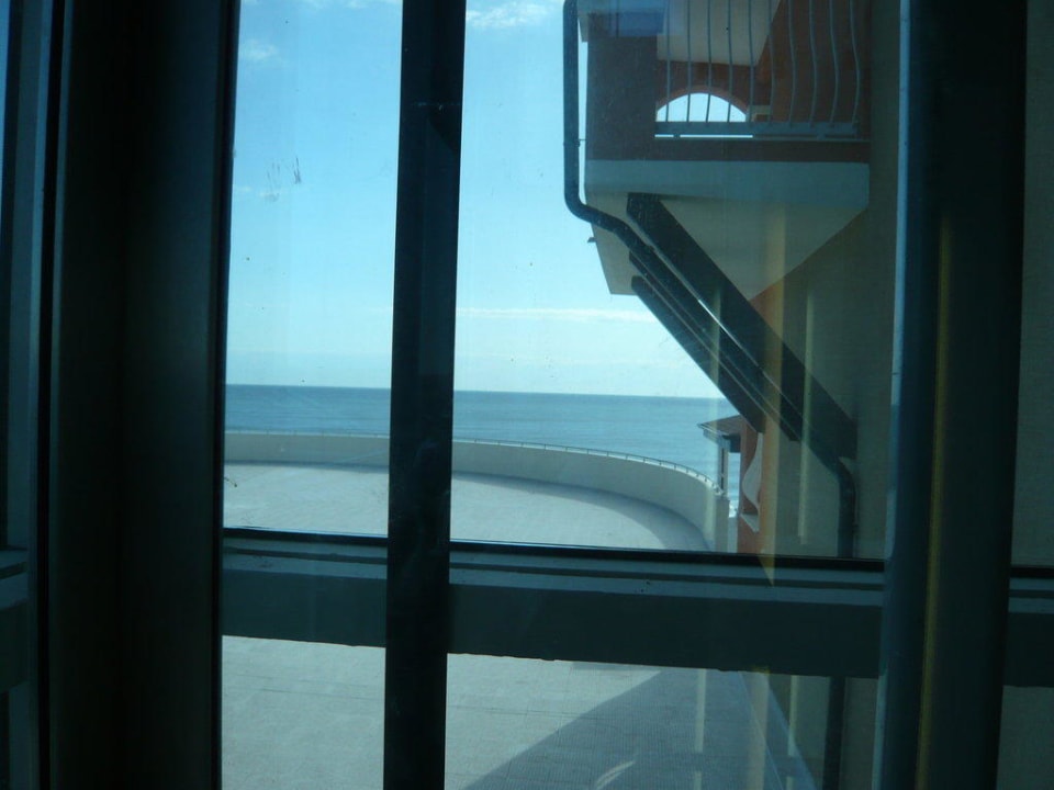 Blick auf die Sonnenterrasse Sol Luna Bay