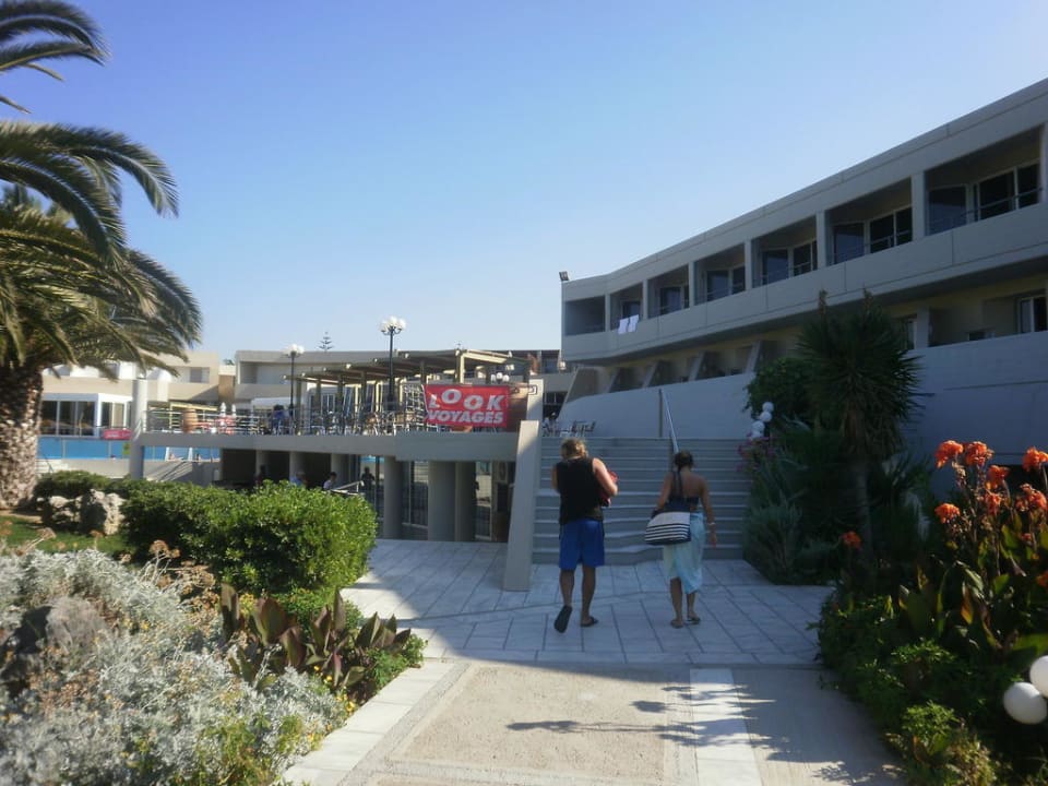 Widok z ogrodu Santa Marina Beach