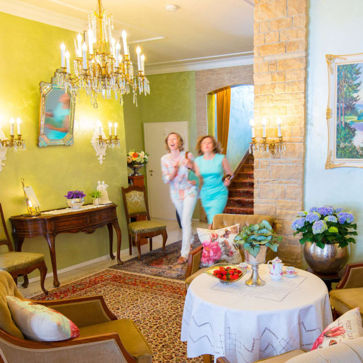 Gäste im Empfangsraum  Kurpension Haus Ritter