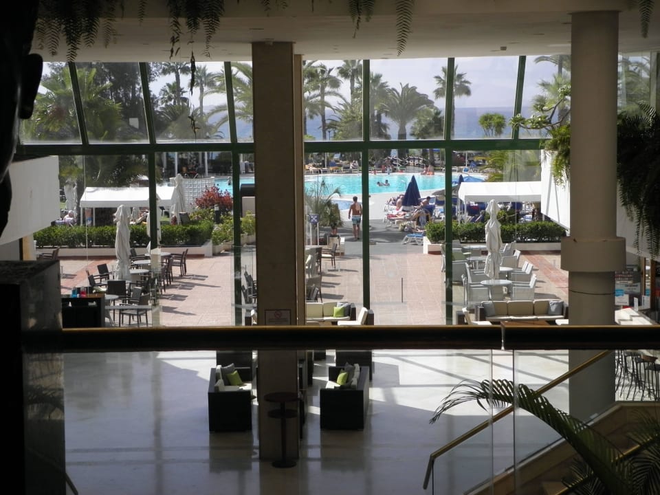 Ausblick von der Rezeption zum Pool Dreams Lanzarote Playa Dorada Resort & Spa
