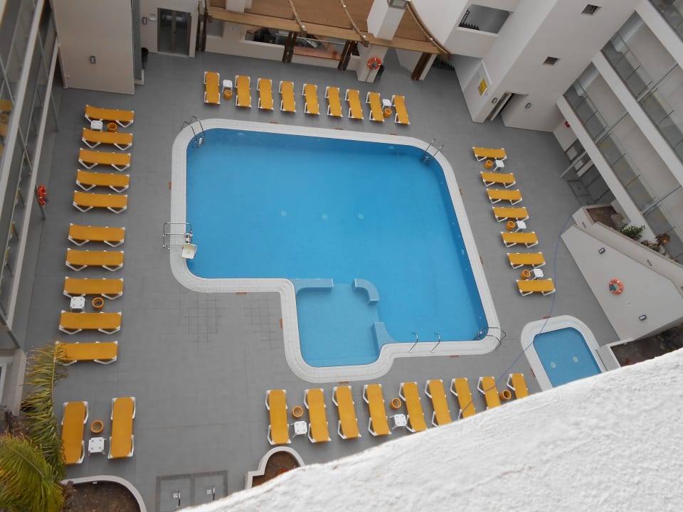 Pool im Innenhof Servatur Alameda de Jandía