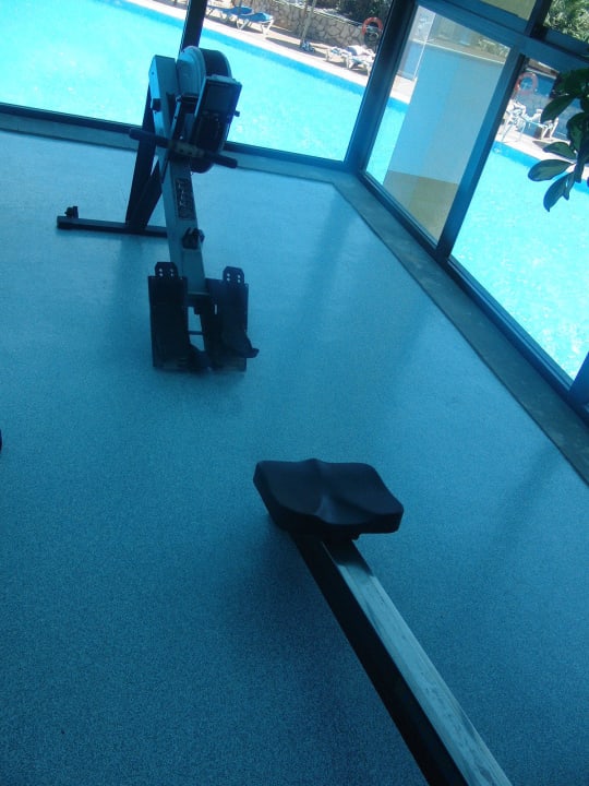 Fitnessraum - "zerbrochenes" Rudergerät SBH Club Paraiso Playa