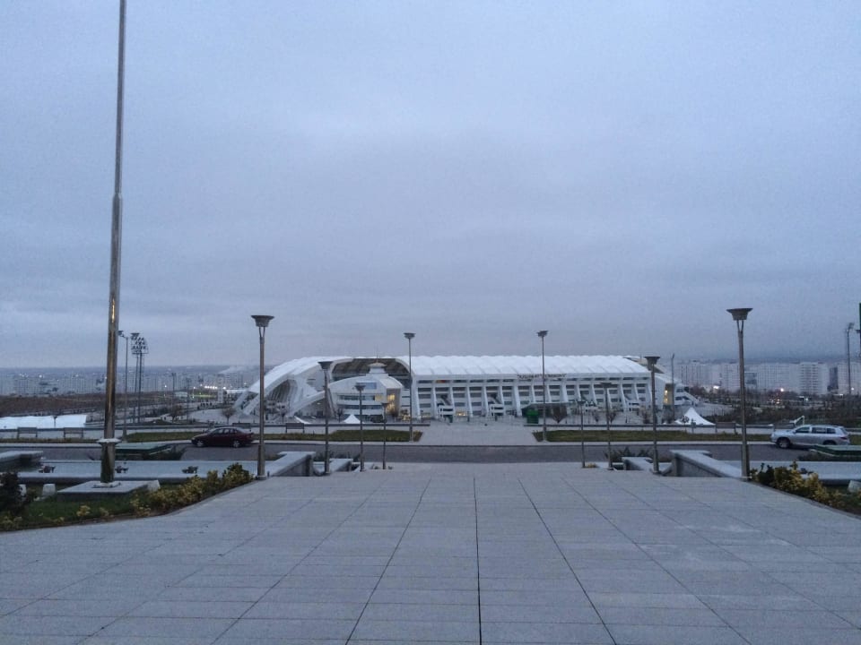 Blick zum angrenzenden Stadion Hotel Aschgabad