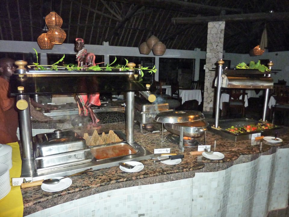 Hauptgerichte beim kenyanischen Abend Hotel Papillon Lagoon Reef