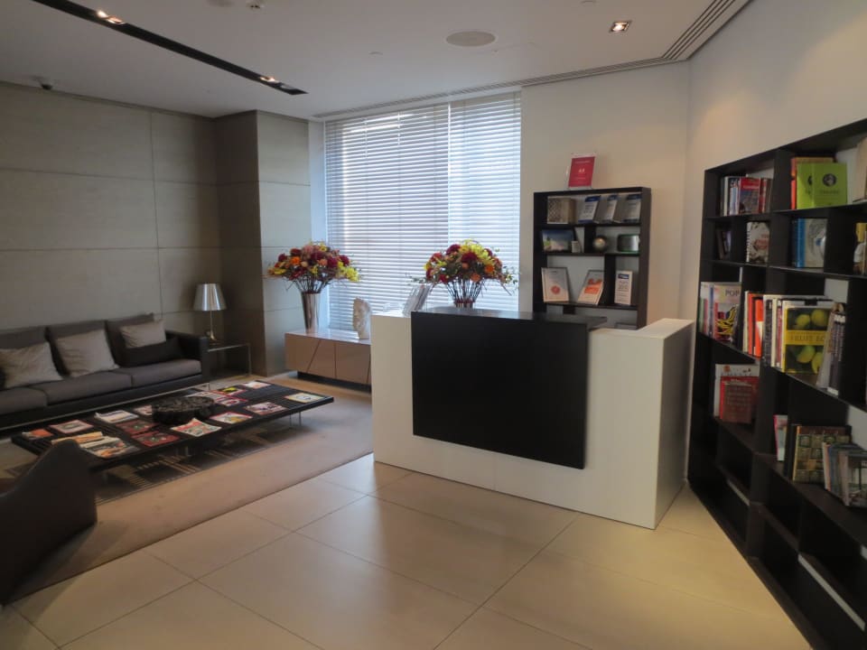 Bücherecke mit Lounge Hotel H10 London Waterloo