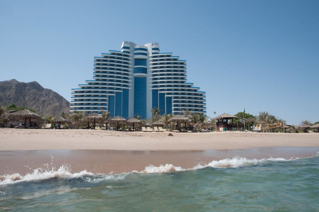 Blick auf das Hotel vom Strand aus Hotel Le Meridien Al Aqah Beach Resort