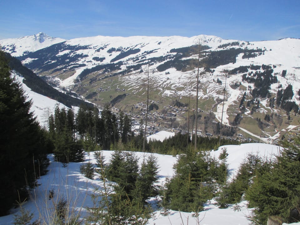 Blick aufs Hotel vom Wanderweg am Westgipfel Hotel Hubertushof Hinterglemm
