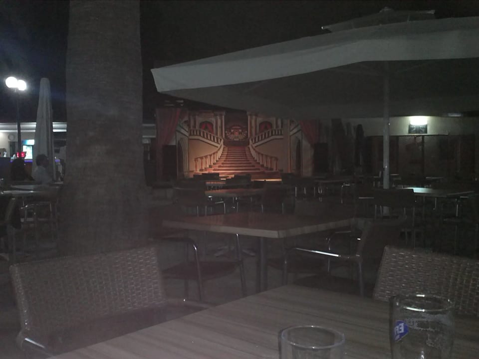 Barterrasse Blick auf die Bühne Hotel Sirma