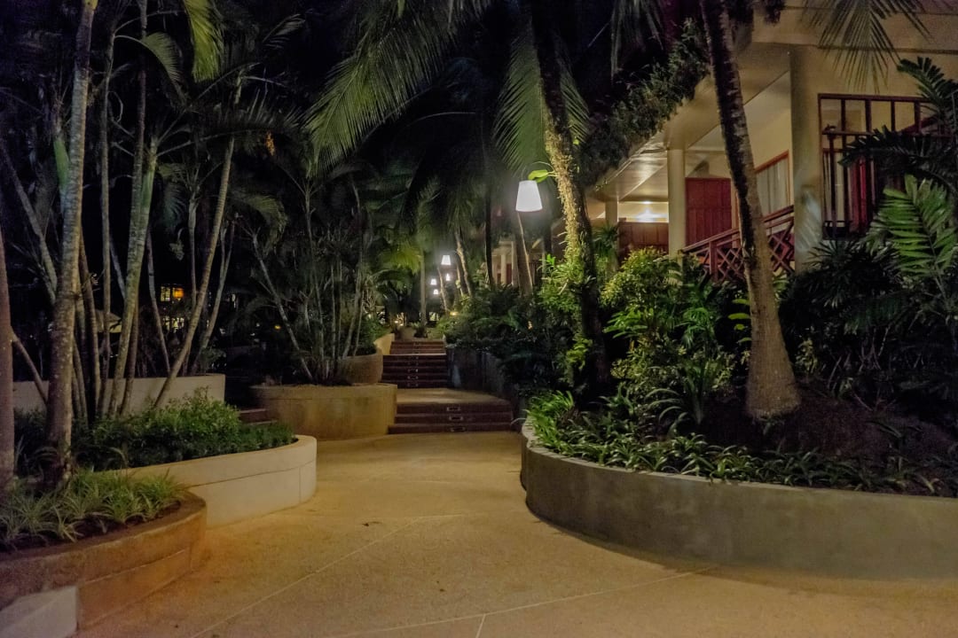Abends im Garten Chada Thai Village Resort