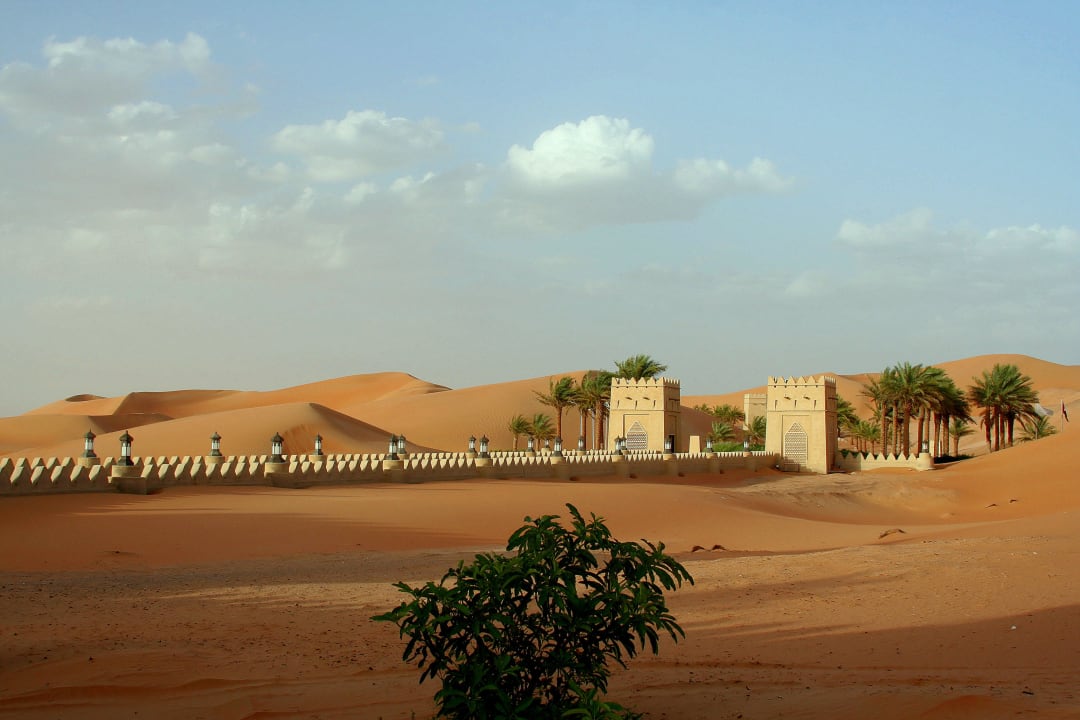 Die Hotelzufahrt Qasr Al Sarab Desert Resort by Anantara