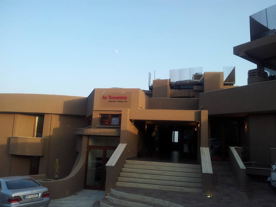 Vor dem Hotel Nuraghe Apartments