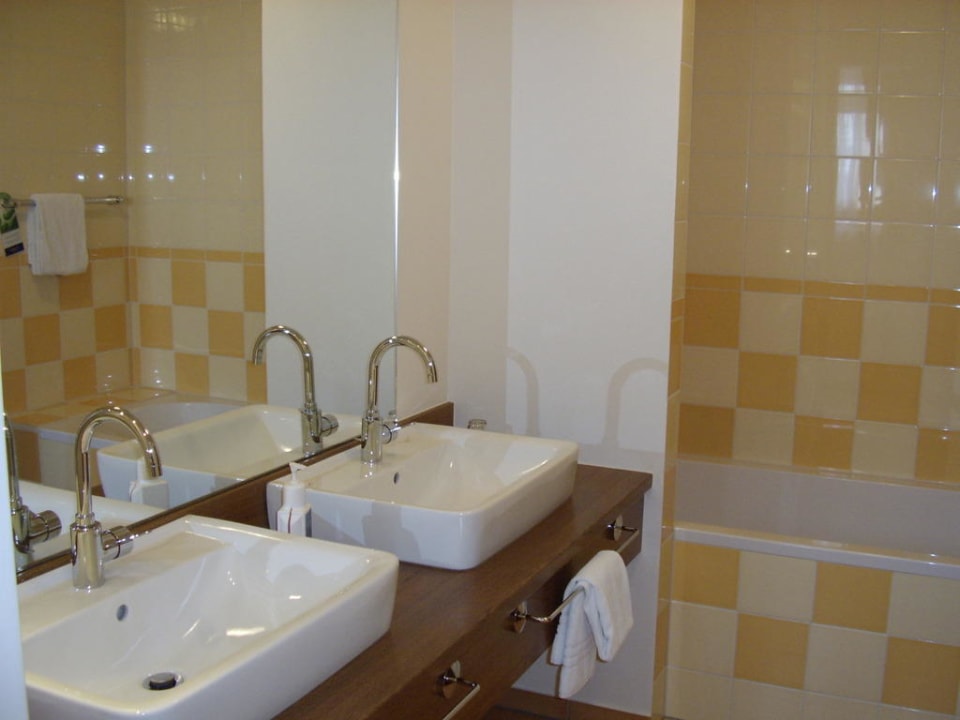 Bad eines Warsteiner Premium Zimmers Landhotel & Gasthof Cramer