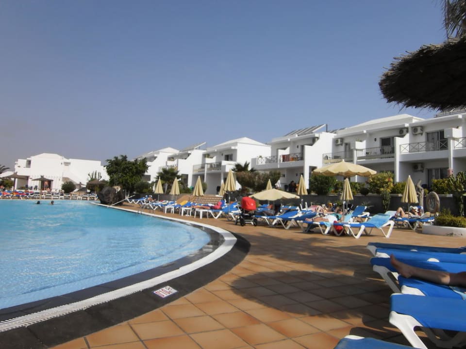 Pool mit Blick auf die Zimmer Hotel Floresta