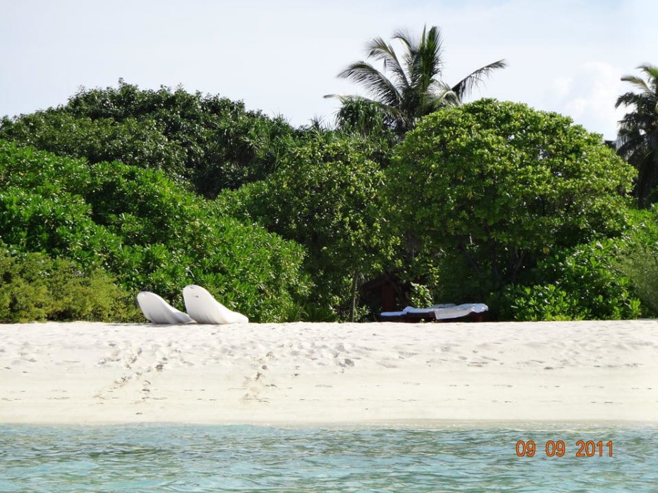 Strand vor Bungalow Nummer 29 Palm Beach Resort & Spa Maldives