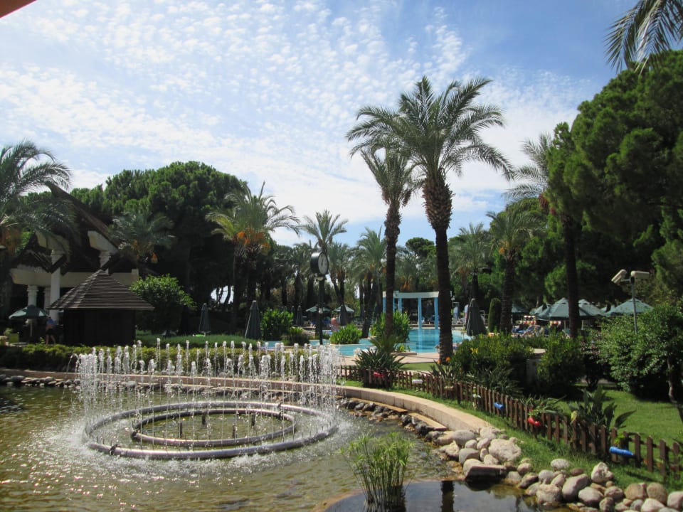 Teich mit Brunnen beim Restaurant IC Hotels Green Palace