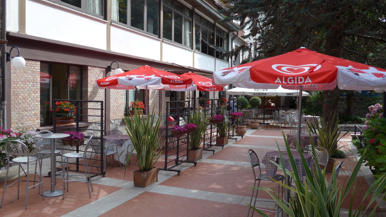 Vorm Restaurant und Barbereich Hotel Oasi Verde