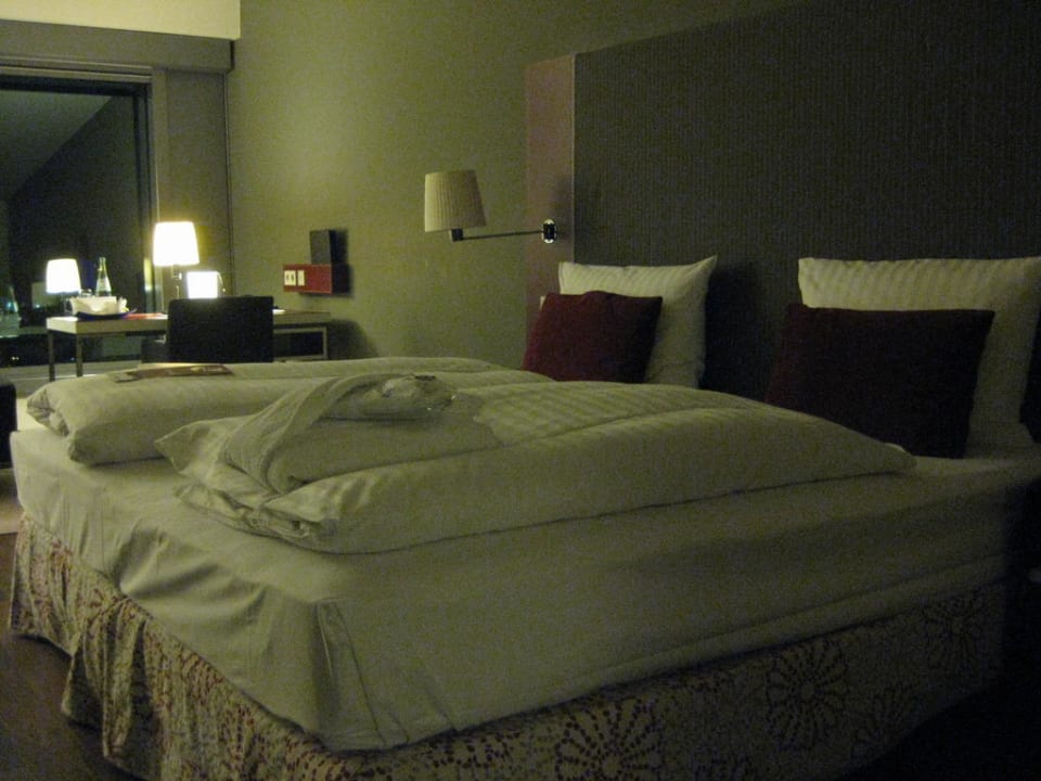 Blick auf das Bett Radisson Blu Hotel Frankfurt