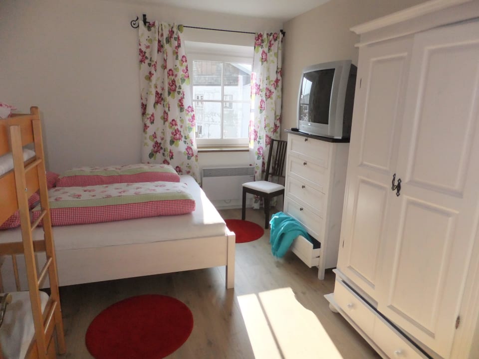 Schlafzimmer "Resi" mit TV für 2 - 4 Personen Ferienwohnung Resi