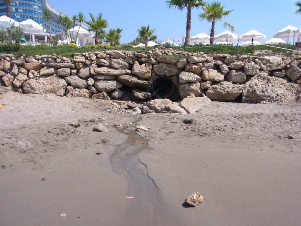 Schmutzwasser! Direkt wo die Gäste liegen Vikingen Infinity Resort & Spa