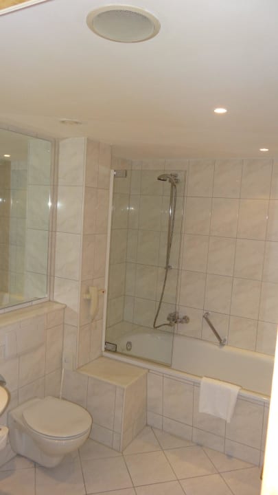 Bad im Zimmer 3. OG Hotel Palace Berlin