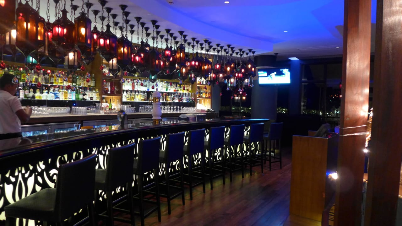 Vom Gang Blick auf Tresen Taj Bentota Resort & Spa