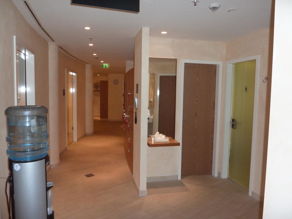 Gang zur Sauna, Umkleiden, ... Steigenberger Hotel de Saxe