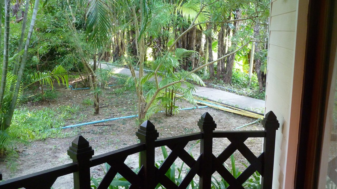 Weg neben bzw. hinter dem Bungalow Santhiya Tree Koh Chang Resort