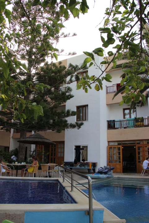 Zum Frühstück am Pool Hotel South Coast