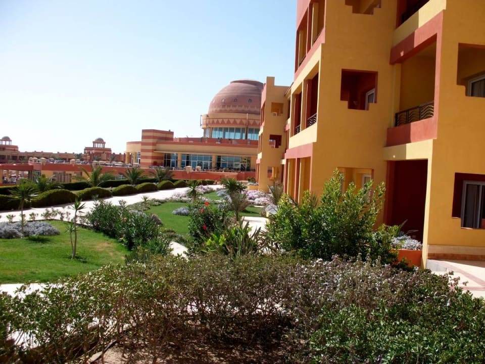 Blick zum Haupthaus Malikia Resort Abu Dabbab