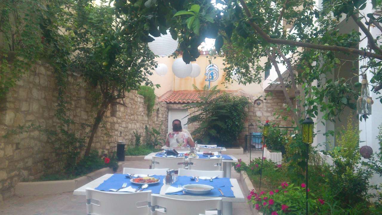 Essen im wunderschönen Innenhof Dimitrios Beach Hotel