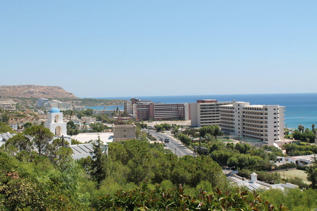 Ausblick Richtung Kallithea von der Poolterrasse Esperos Village Blue & Spa - Adults only