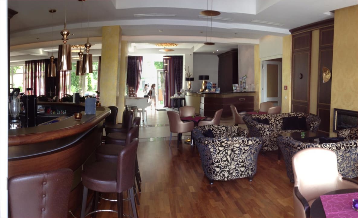 Lobby mit Bar Hotel Holzapfel