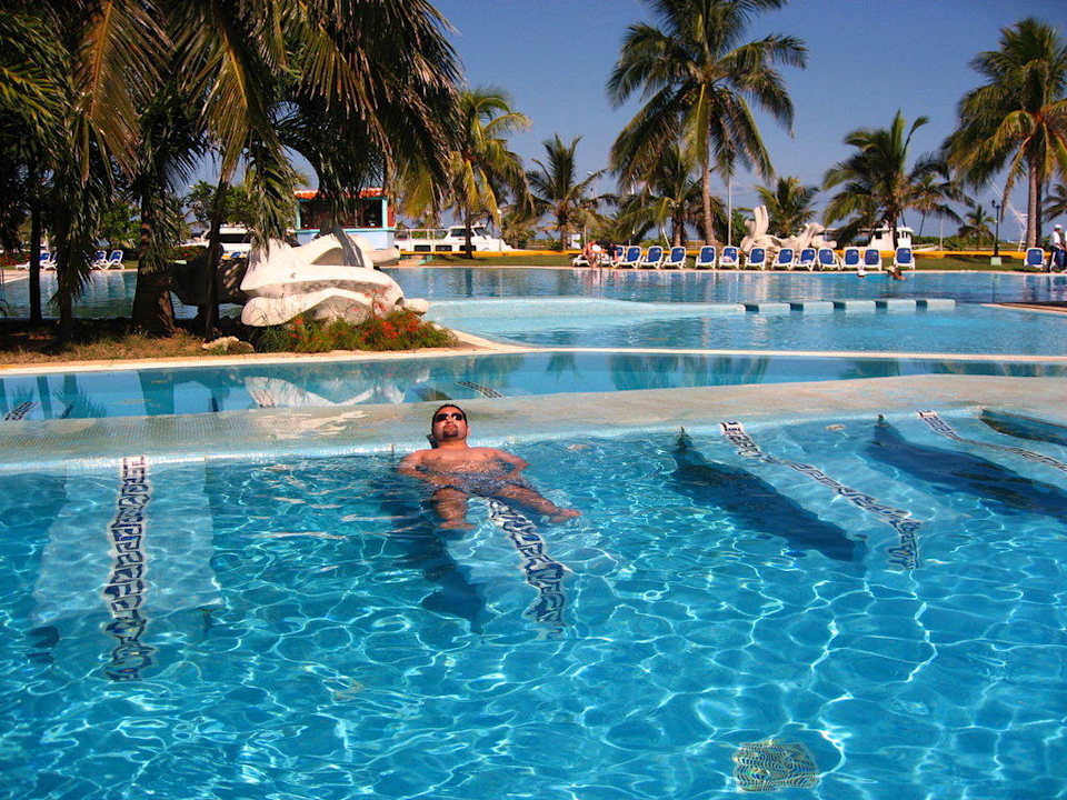 Entspannen im pool Club Acuario