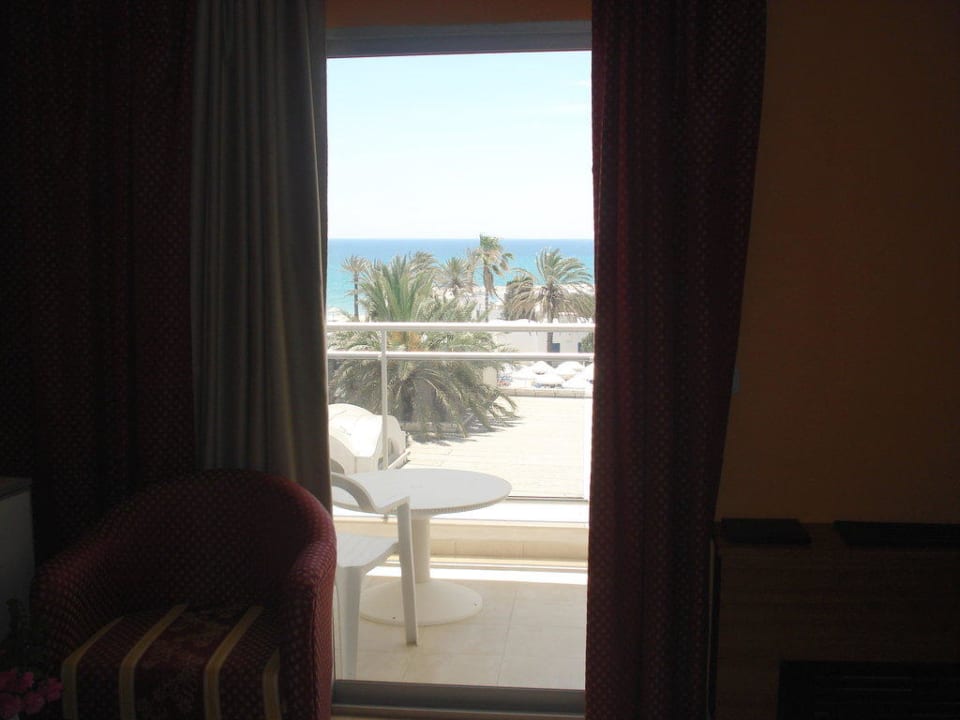 Blick vom Zimmer auf Balkon und Meer Royal Lido Resort & Spa
