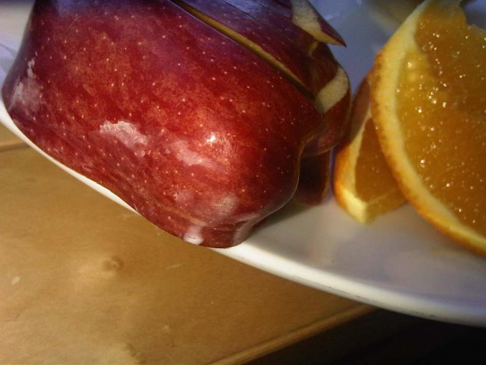 Schmutziges Obst auf dem Zimmer Leonardo Hotel Hamburg Airport